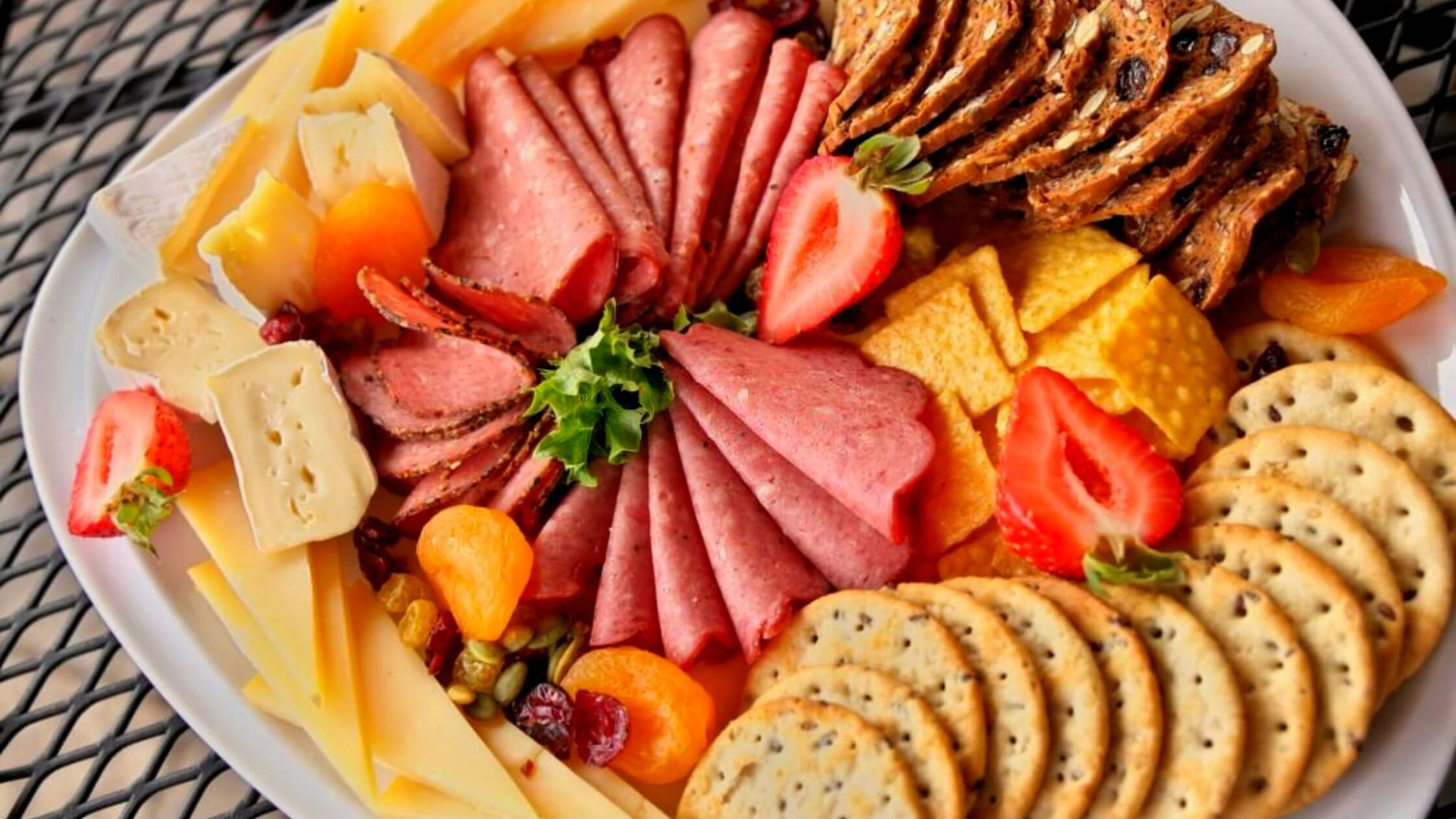 A Deadly Listeria Outbreak Has Been Reported In Six States Linked To Deli Meat And Cheese