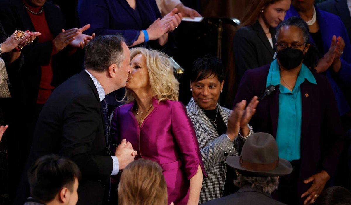 Jill Biden kisses second gentleman Dough Emhoff